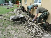 Vojaci z Hlohovca odstrauj nsledky povodn v obci Pla 