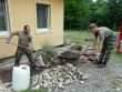 Vojaci z Hlohovca odstrauj nsledky povodn v obci Pla 2