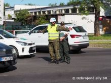 Vojenský personál v ostrej premávke